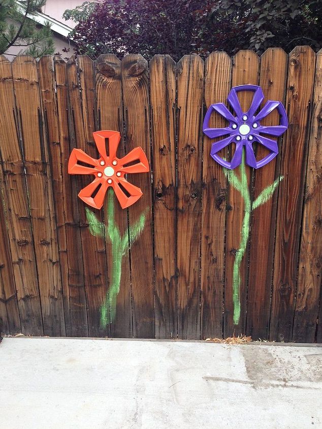 12 Creative Ways To Decorate Your Garden Fence