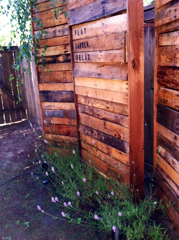 12 Pallet Fence Ideas Anyone Can Make