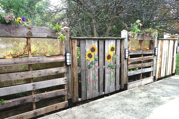 12 Pallet Fence Ideas Anyone Can Make
