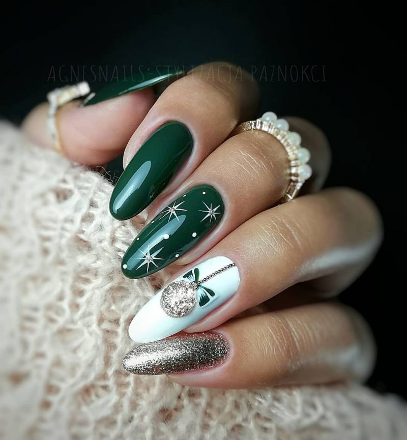 65 Trendy Christmas Bauble Nails to Try Right Now
