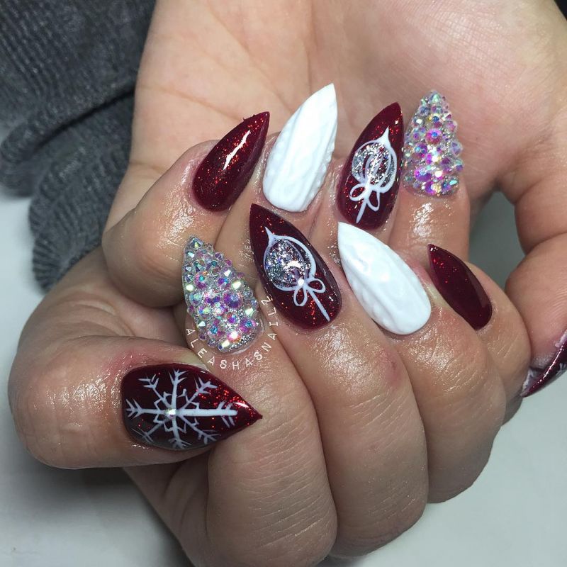 65 Trendy Christmas Bauble Nails to Try Right Now
