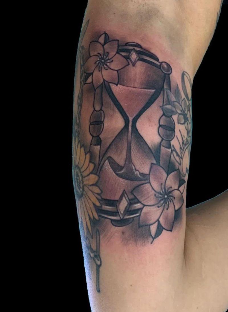 30 Pretty Hourglass Tattoos You Will Love
