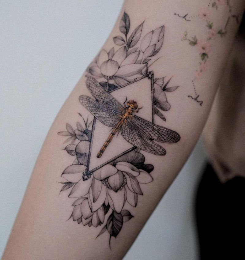 30 Pretty Dragonfly Tattoos to Inspire You