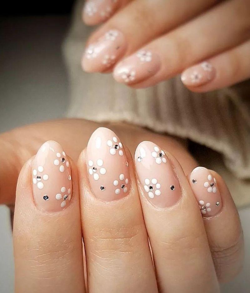 30 Trendy Daisy Nail Art Designs You Have to Try